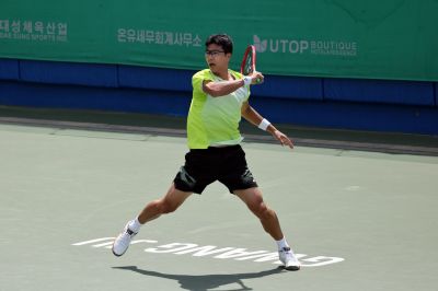 정현이 24일 광주 남구 진월국제테니스장에서 열린 2026 광주오픈 국제남자 챌린저 투어 테니스대회 본선 남자 8강전에서 권순우와 경기하고 있다. 광주테니스협회 제공