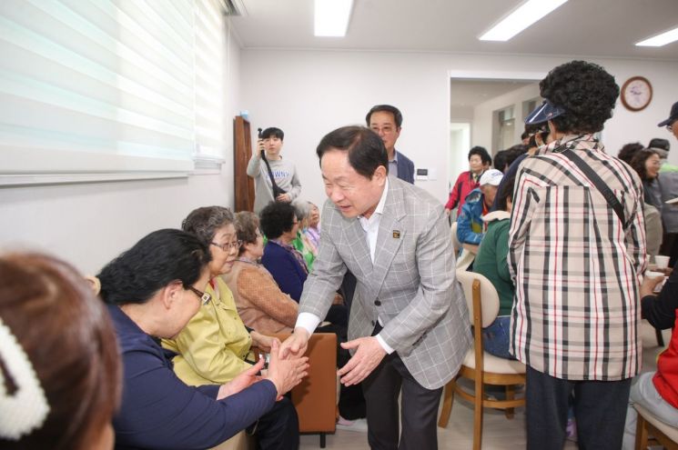 주광덕 남양주시장이 24일 평내동 588-19번지 일원에서 평내33통 마을회관 재건축사업 준공식을 개최하고 있다. 남양주시 제공