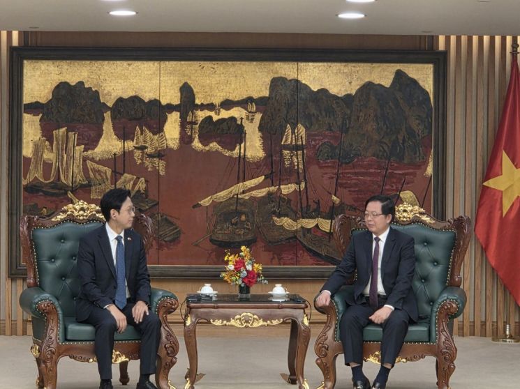 배경훈 부총리 겸 과학기술정보통신부 장관이 22일 하노이 베트남 정부청사에서 베트남 호 꾸억 중 부총리와 면담하고 있다. 과학기술정보통신부 제공. 연합뉴스