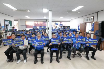 더불어민주당 영광군수 후보로 확정된 장세일 후보가 경선에 참여했던 후보들과 함께 '원팀'을 선언했다. [사진제공=장세일 후보측]