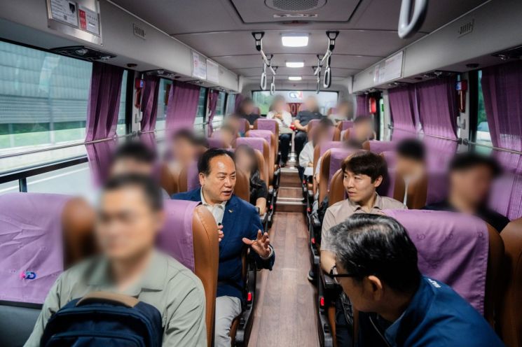 이권재 오산시장이 광역버스에 탑승해 시민들과 대화를 나누고 있다. 오산시 제공