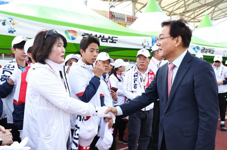 박완수 경남도지사(오른쪽)가 2026 전국생활대축전 개막식에서 선수단을 만나 격려하고 있다. [사진제공=경남도]