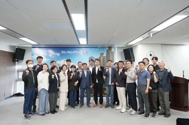 신상진 성남시장이 25일 시청 제1회의실에서 ‘분당 물량제한 해제 비상대책위원회’ 회원들과 차담회를 가진 뒤 기념촬영을 하고 있다. 성남시 제공