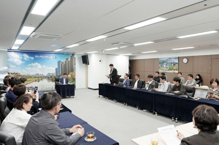신상진 성남시장이 25일 시청 제1회의실에서 '분당 물량제한해제 비상대책위원회'와 차담회를 갖고 있다. 성남시 제공