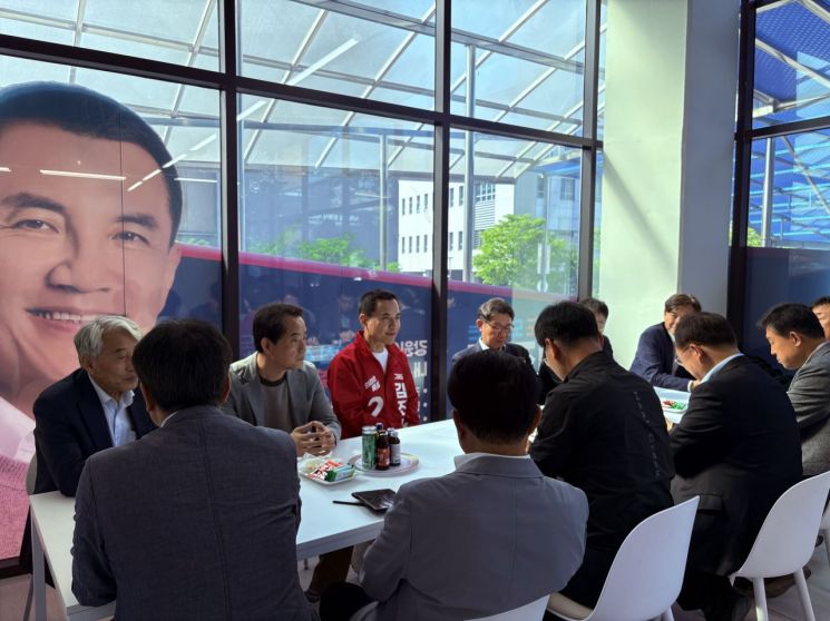 김진태 후보 캠프가 25일 강원도정의 발전을 이끌었던 전직 부지사 및 국·과장 출신 인사들이 대거 합류한 '강원도정 정책자문단'을 구성했다. 김진태 후보 제공