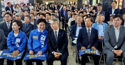 김대중 예비후보와 민형배 전남광주통합시장 후보가 서로 이야기를 나누고 있다. 이준경 기자