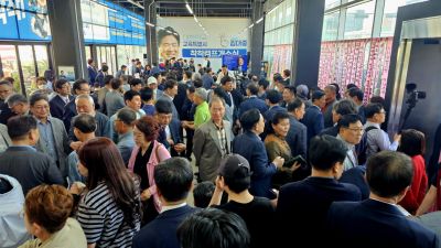 25일 광주 상무지구에서 열린 김대중 전남광주 교육감 예비후보 선거사무소 개소식에 정·관계 인사와 시민 등 3,000여 명의 지지자들이 운집해 행사장을 가득 메웠다. 이준경 기자