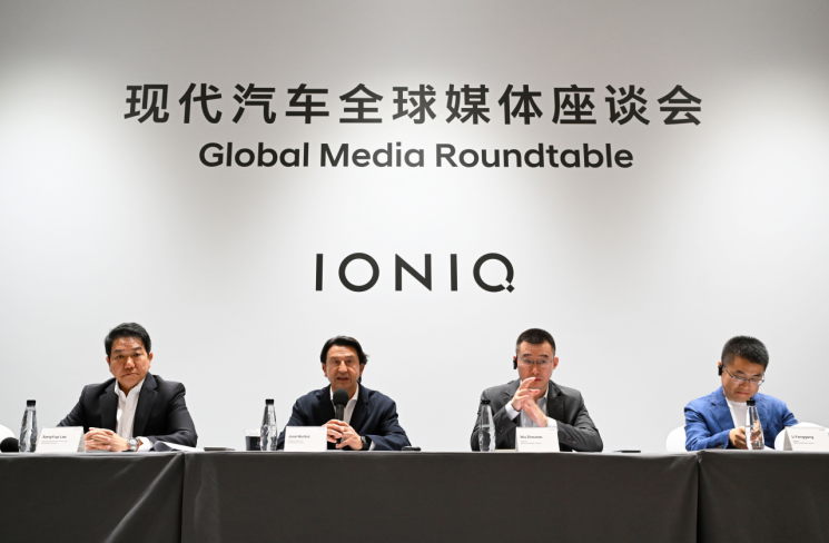 왼쪽부터 중국 CTO 허재호 전무, 현대제네시스 글로벌디자인담당 이상엽 부사장, 현대자동차 호세 무뇨스 사장, 베이징현대 우저우타오 동사장, 베이징현대 리펑강 총경리. 현대차