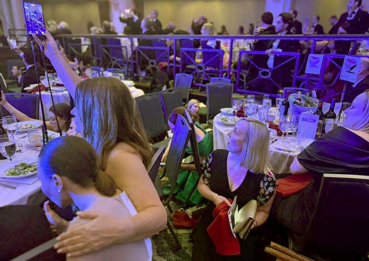 도널드 트럼프 미국 대통령과 영부인 멜라니아 트럼프가 백악관 특파원 협회 만찬에서 크고 미확인된 소음으로 인해 긴급히 퇴장당한 후 손님들이 테이블에서 지켜보고 있다. 로이터연합뉴스