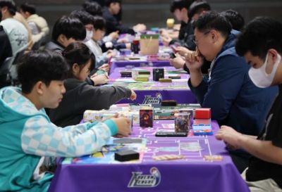 지난해 11월 서울 강남구 코엑스에서 열린 포켓몬 카드 게임 2026 코리안리그 시즌1에서 참가자들이 대결하고 있다. 연합뉴스