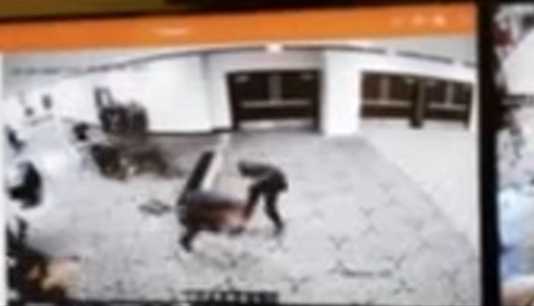 '산탄총 무장' 괴한 보안 뚫으려 시도, 비밀경호국 요원 향해 '탕탕탕'…트럼프 무사(종합2보)