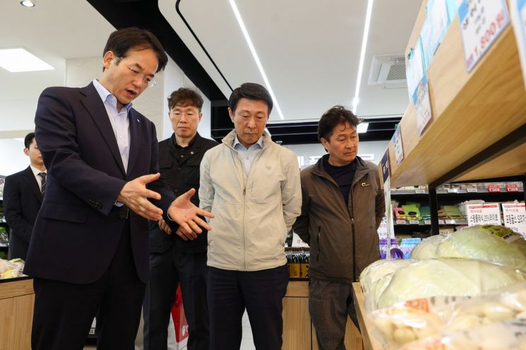 이동환 고양시장이 26일 이동환 시장이 '원당농협 로컬푸드 직매장 성사점'을 방문해 농산물 유통 상황을 점검하고 있다. 고양시 제공
