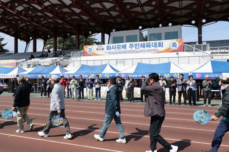 이동환 고양시장이 26일 별무리구장에서 열린 '제15회 화사모배 주민체육대회'에도 참석하고 있다. 고양시 제공