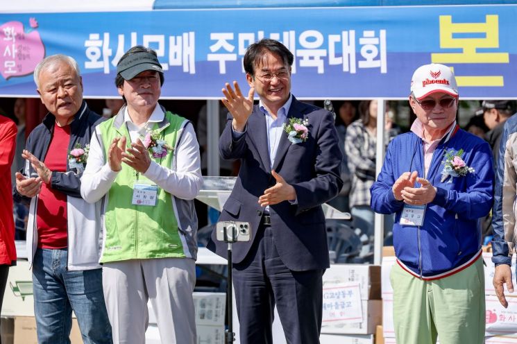 이동환 고양시장이 26일 별무리구장에서 열린 '제15회 화사모배 주민체육대회'에도 참석하고 있다. 고양시 제공