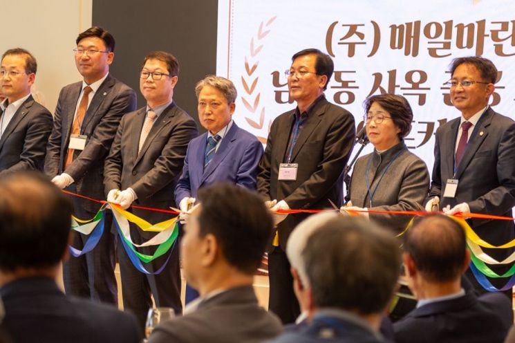 지난 23일 부산 영도구 남항동 매일마린 신사옥 준공식에서 김명진 매일마린 대표 등 참석자들이 테이프 커팅을 하고 있다. 메인비즈협회