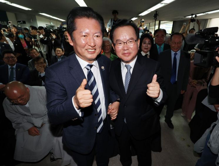 26일 대구 달서구 두류역 인근에 마련된 김부겸 더불어민주당 대구시장 예비후보의 희망캠프 선거사무소 개소식에서 정청래 대표와 김 후보가 엄지를 치켜드는 포즈를 취하고 있다. 연합뉴스