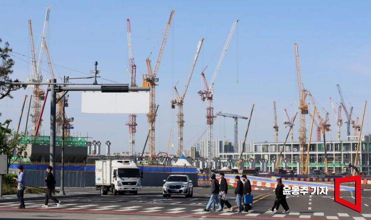 공사가 재개된 4라인(P4)과 5라인(P5) 삼성전자 평택캠퍼스 주변으로 공사차량과 출근 차량들로 분주하다. 윤동주 기자