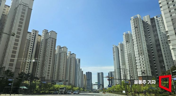 지난 24일 경기 평택시 고덕국제신도시 중심거리 주변으로 고층 아파트가 즐비하다. 윤동주 기자