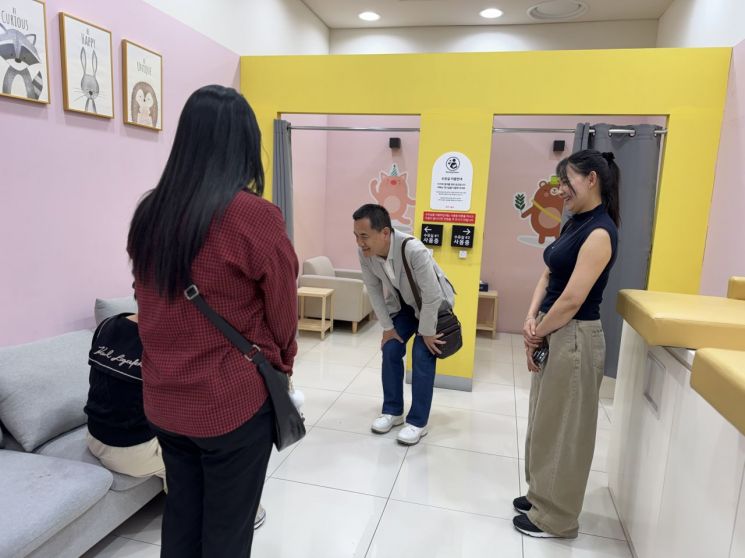 김진태 강원특별자치도지사 후보는 26일 춘천에 위치한 다중이용시설의 유아 휴게실을 방문해 시설 현황을 직접 점검하고 있다. 김진태 후보 제공