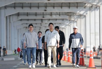 오세훈 서울시장이 지난달 26일 쉬엄쉬엄 모닝 행사가 열린 서울 잠수교를 걸어가는 모습. 오 시장 왼쪽 옆은 김병민 서울시 정무부시장. 연합뉴스