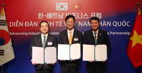 이호성 하나은행장(왼쪽)이 지난 23일 베트남 하노이에서 열린 '한국-베트남 비즈니스 포럼'에서 레 응옥 럼 BIDV 은행장, 김복환 한국해외인프라도시개발지원공사(KIND) 사장과 '베트남 및 해외 인프라 사업 협력을 위한 3자간 업무협약'을 체결하고 기념촬영을 하고 있다. 하나은행 제공