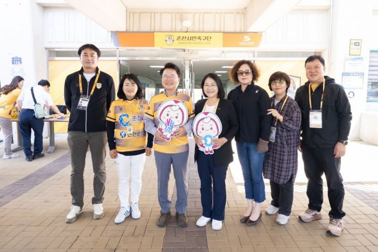 육동한 춘천시장 후보가 26일 송암스포츠타운 주경기장에서 열린 춘천시민축구단과 FC목포의 홈경기 현장을 찾아 선수단과 시민들을 응원하고 있다. 육동한 후보 제공