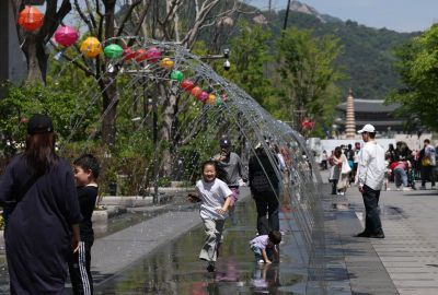 낮 최고기온이 25도 안팎의 초여름 날씨를 보인 26일 서울 광화문광장에서 어린이가 분수터널을 지나며 즐거워하고 있다. 연합뉴스