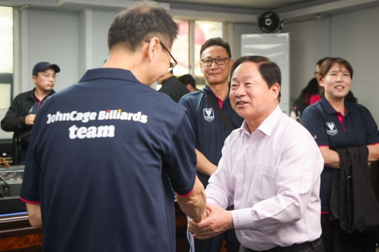 26일 ‘제8회 남양주시의회 의장기 당구대회’에서 선수들을 격려하는 주광덕 시장. 남양주시 제공