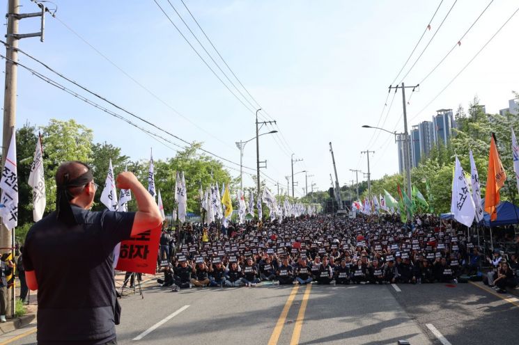 민주노총 공공운수노조 화물연대본부가 경남 진주시 정촌면 CU진주물류센터 앞에서 총력투쟁 결의대회를 열고 있다. [사진제공=화물연대]