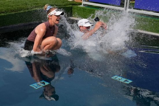 넬리 코르다가 셰브론 챔피언십에서 우승한 뒤 호수에 뛰어드는 세리머니를 펼치고 있다. 휴스턴=AP연합뉴스