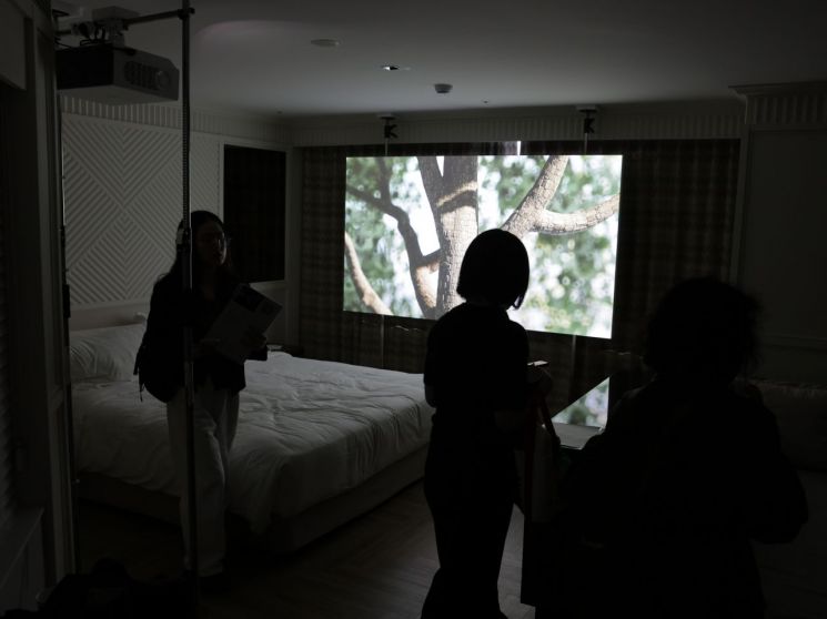 미디어 아트페어 '루프 플러스(Loop Plus)' 에서 관객이 작품을 관람하고 있다. 루프 플러스