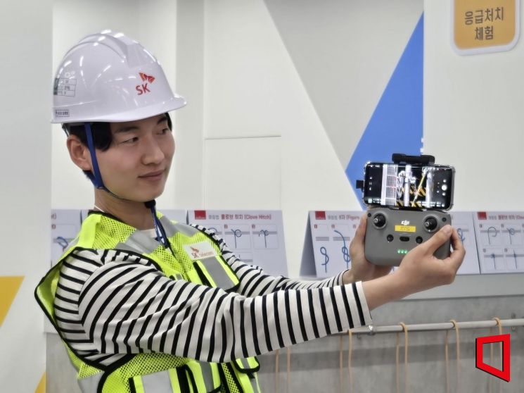 SKT 직원이 드론을 활용한 통신탑 노후화 점검을 시연하고 있다. 노경조 기자