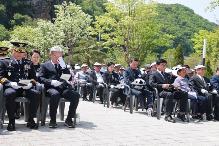 숙연한 분위기 속에 오태완 군수가 눈물을 훔치고 있다. [사진제공=의령군]