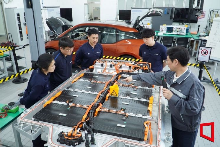 BMW 코리아 관계자들이 고전압 테크니션 교육과정을 이수하고 있다. BMW 코리아