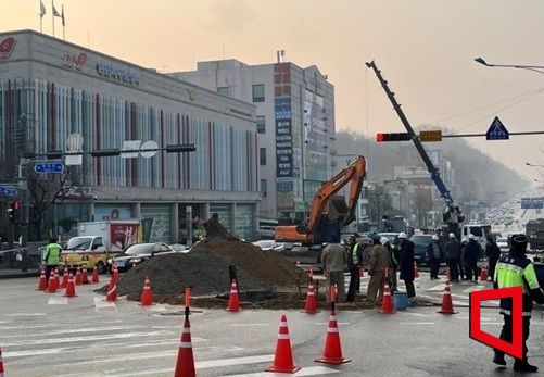 지난해 12월 인천 서구에서 땅 꺼짐(싱크홀)이 발생해 복구 작업을 하고 있다. 인천 서구 제공