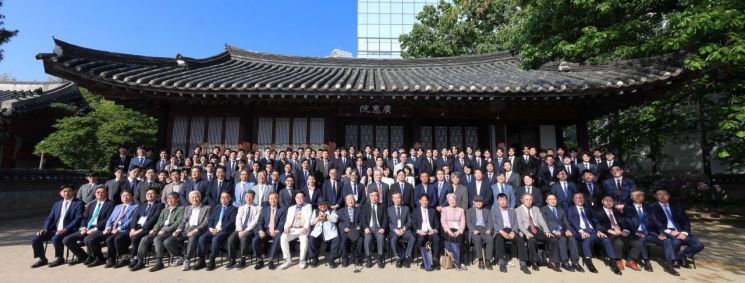 진료 개시 100주년 기념식에서 연세의대 정형외과학교실 관계자들이 기념사진을 촬영하고 있다. 연세의료원