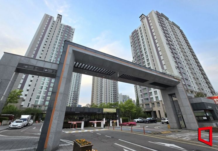 지난 24일 경기 화성시 동탄역 시범우남퍼스트빌 전경. 이 단지는 동탄역과 맞닿은 동탄역 롯데캐슬에 이어 '우포한'(우남퍼스트빌·포스코더샵·한화꿈에그린)으로 불리는 동탄2신도시 대표 단지 중 하나다. 단지 주변에는 삼성전자와 SK하이닉스 통근 셔틀버스 정류장이 있어 반도체 직장인 수요가 꾸준한 곳으로 꼽힌다. 최서윤 기자