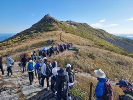 무등산 정상 능선을 따라 탐방객들이 이동하고 있다. 광주시 제공