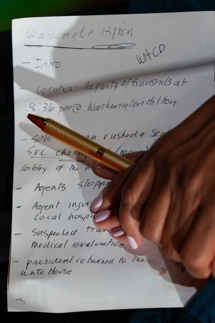 백악관 특파원 만찬에서 총격 사건이 발생한 후 열린 기자회견에서 뮤리엘 바우저 컬럼비아 특별구 시장의 메모 모습. AP연합뉴스