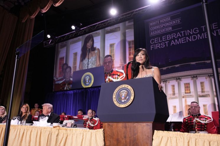 도널드 트럼프 미국 대통령, 웨이자 장 CBS 뉴스 백악관 선임 특파원이 25일(현지시간) 미국 워싱턴 D.C. 워싱턴 힐튼 호텔에서 열린 백악관 기자단 만찬에 참석하고 있다. EPA, 연합뉴스