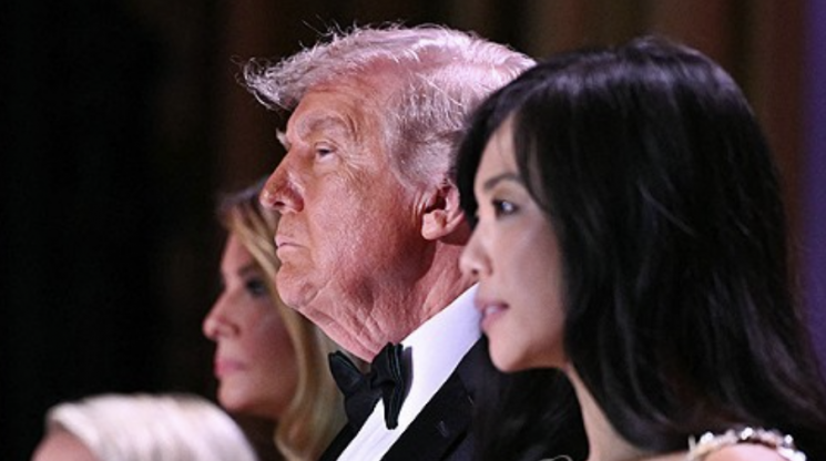 도널드 트럼프 미국 대통령, 웨이자 장 CBS 뉴스 백악관 선임 특파원이 25일(현지시간) 미국 워싱턴 D.C. 워싱턴 힐튼 호텔에서 열린 백악관 기자단 만찬에 참석하고 있다. AFP, 연합뉴스