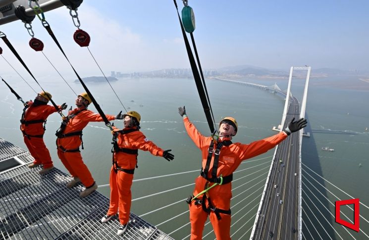 다음 달 청라하늘대교 전망대 개장을 앞두고 관계자들이 시설 점검을 위해 '엣지워크'를 시연하고 있다. 인천경제청 제공