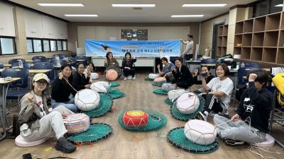 제주관광대학교 RISE사업단이 운영하는 교육 프로그램에 참여한 해녀들이 조업 안전과 직결된 전통 어구인 테왁과 망사리를 직접 제작하며 기술을 전수받고 있다.    제주RISE센터 제공