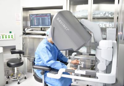 권동득 교수가 다빈치 Xi 로봇수술을 하고 있다. 화순전남대병원 제공