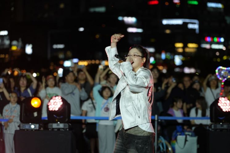 하남시와 하남문화재단이 주최하는 '2026 스테이지 하남! 버스킹' 상반기 오픈공연이 지난 25일 미사호수공원 계단광장에서 2000여 명의 시민이 운집한 가운데 마무리됐다. 하남시 제공