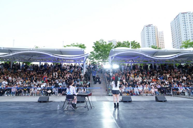 하남시와 하남문화재단이 주최하는 '2026 스테이지 하남! 버스킹' 상반기 오픈공연이 지난 25일 미사호수공원 계단광장에서 2000여 명의 시민이 운집한 가운데 마무리됐다. 하남시 제공