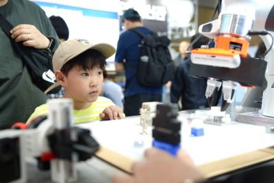 ‘2026 대한민국 과학축제 in 경기’에서 GIST가 운영하는 부스에 방문한 학생이 ‘힘의 감각’을 학습해 정밀 조작을 수행하는 AI 기술 ‘매닙포스(ManipForce)’을 관찰하고 있다. 광주과학기술원 제공