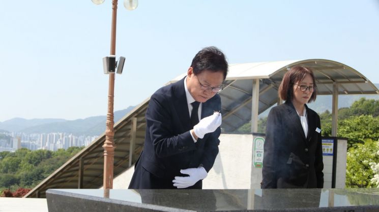 박완수 경남도지사가 국립3.15민주묘지에서 호국영령과 순국선열을 위한 향을 피우고 있다. [사진=이세령 기자]