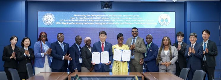 시에라리온 기술고등교육부 하자 라마툴라이 우리 장관(오른쪽)과 최외출 영남대총장이 영남대학교에서 새마을운동 및 새마을개발 연수를 마치고 수료증으로 들고 기념촬영하고 있다.