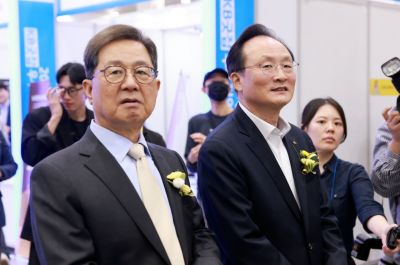 27일 서울 강남 코엑스에서 열린 '2026 제1차 KB굿잡 우수기업 취업박람회'에서 왼쪽부터 이달곤 동반성장위원회 위원장과 이환주 KB국민은행장이 부스를 둘러보고 있다. 국민은행